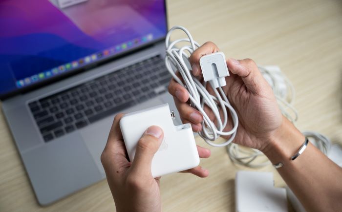 Tránh uốn cong dây sạc quá mức