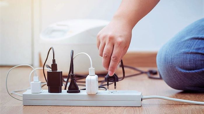 Rút dây sạc khỏi ổ điện khi không sử dụng