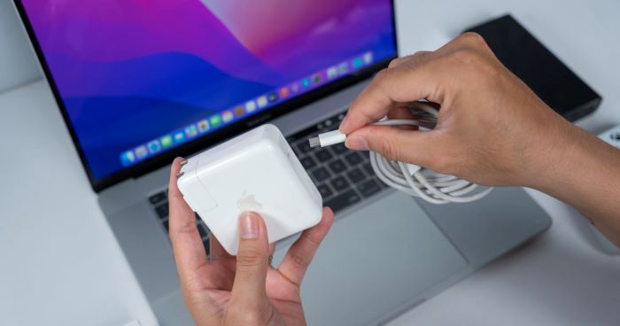 Thao tác rút, cắm dây sạc nhẹ nhàng