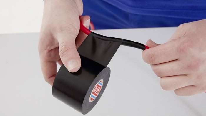 Dùng băng keo điện quấn quanh dây sạc