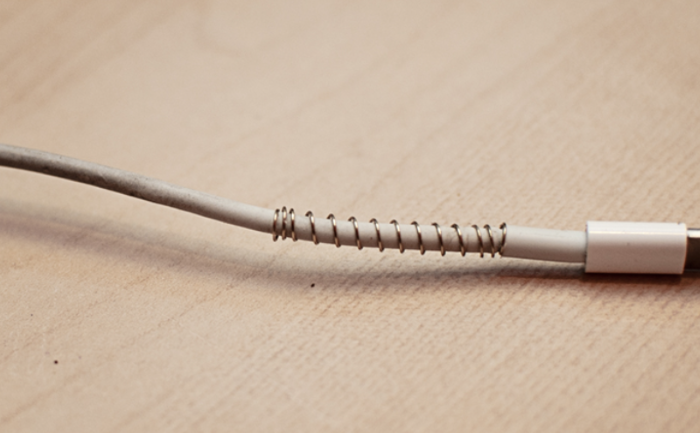 Quấn dây sạc bằng lò xo bút bi