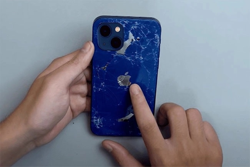Mặt kính lưng iPhone 13 bị vỡ