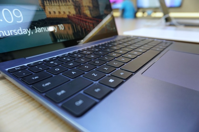 Di chuyển laptop khi màn hình còn mở
