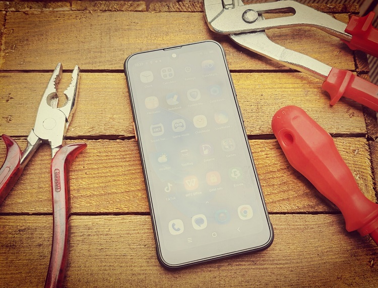 Ánh sáng màn hình điện thoại không tốt khi dùng ngoài trời