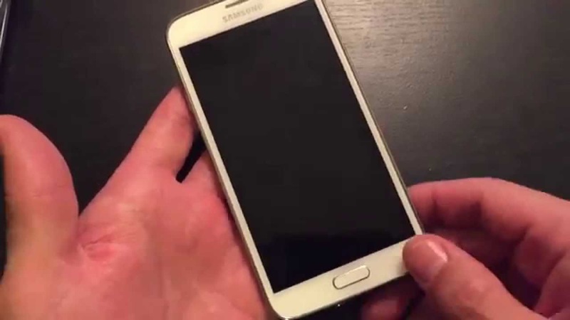 Điện thoại hết pin cũng là nguyên nhân màn hình Samsung đen