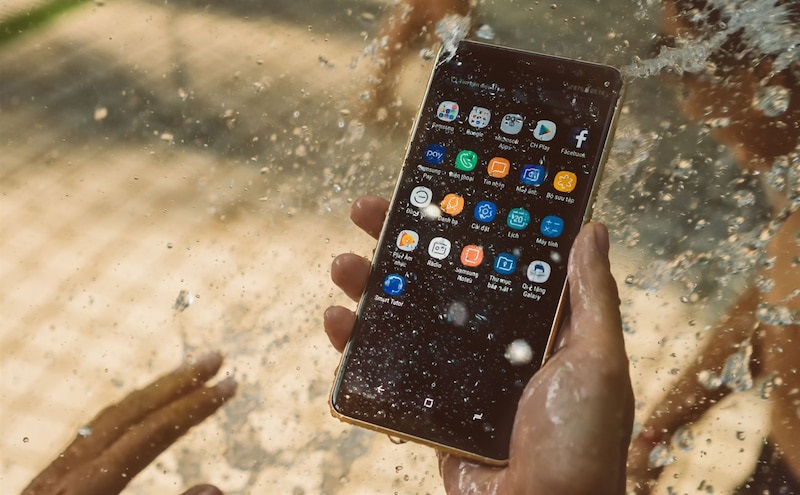 Điện thoại bị ngấm nước có thể là nguyên nhân khiến Samsung S10 bị sọc màn hình