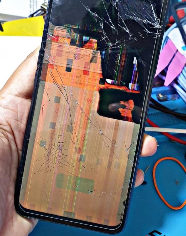 Điện thoại bị rơi hoặc va đập mạnh