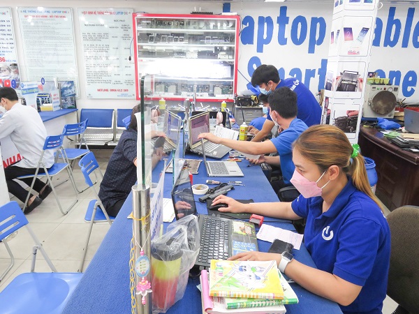 Kỹ thuật viên khôi phục chống nước sau khi thay pin điện thoại