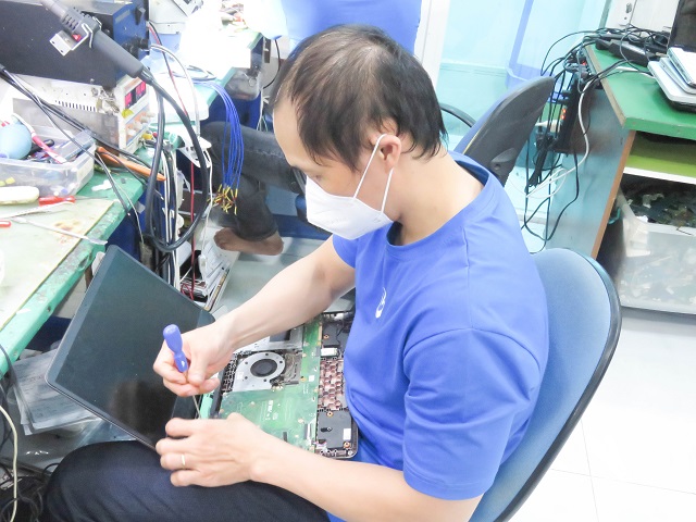 Nhân viên kiểm tra pin laptop K53 của khách hàng