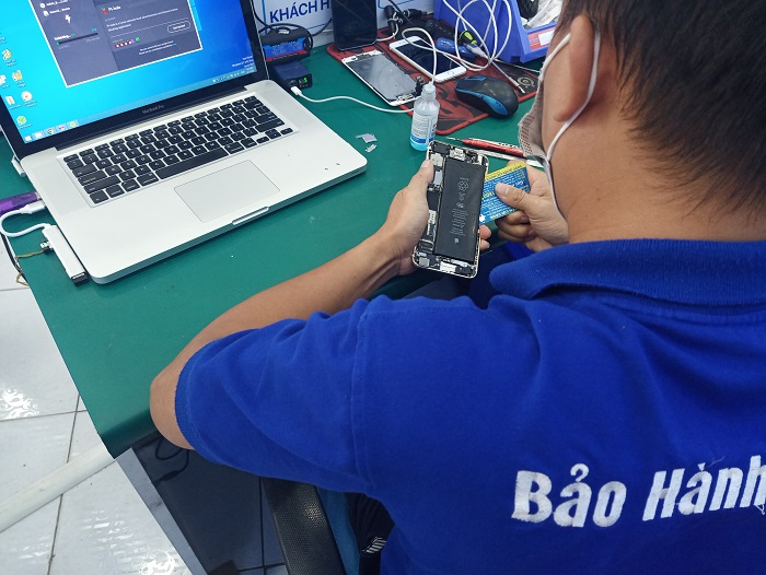 Thay pin iPhone 7 uy tín tại Bảo Hành One