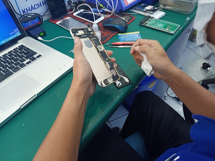 Kỹ thuật viên tiến hành thay màn hình iPhone Xs