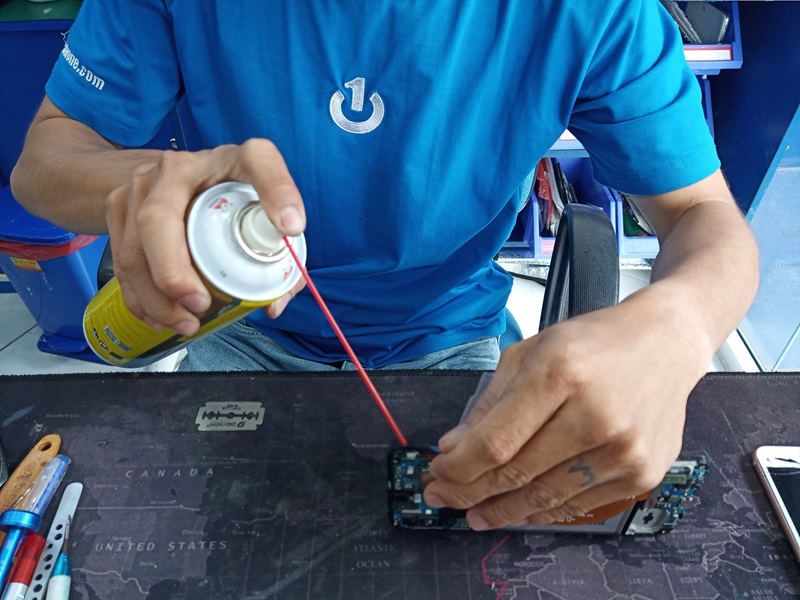 Thay pin iPhone uy tín tại Bảo Hành One