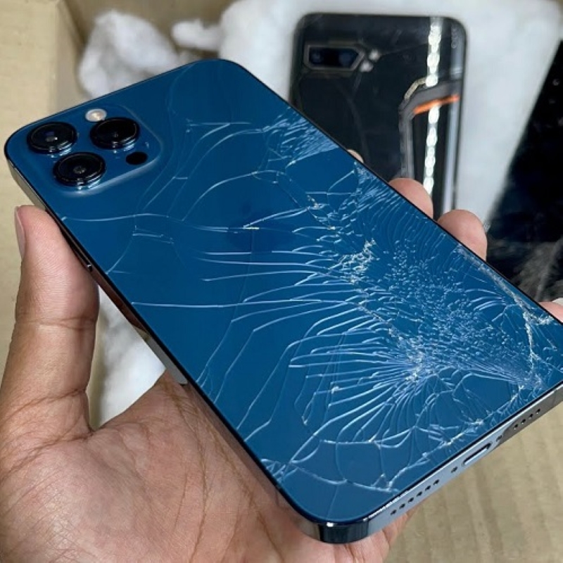 iPhone 12 Pro Max vỡ mặt lưng