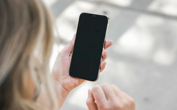 iphone 11 bị đen màn hình mà vẫn có tiếng