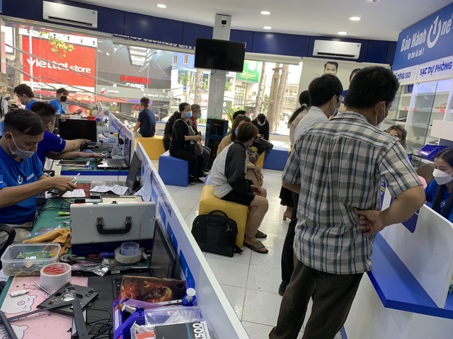 Thay pin điện thoại chính hãng tại Trung tâm Bảo Hành One