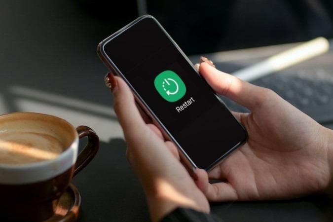 Khởi động lại điện thoại khắc phục tình trạng loa ngoài bị rè