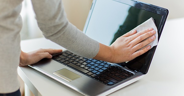 Không dùng nước vệ sinh laptop