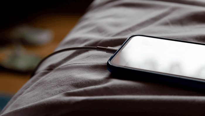 Không nên sạc điện thoại qua đêm