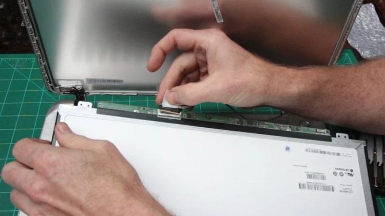 Kiểm tra cáp kết nối laptop