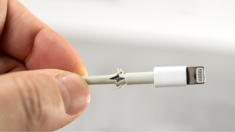 Kiểm tra dây cáp sạc iPhone