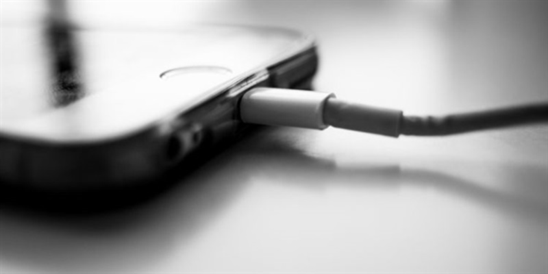 Kiểm tra hư hỏng vật lý của cáp Lightning