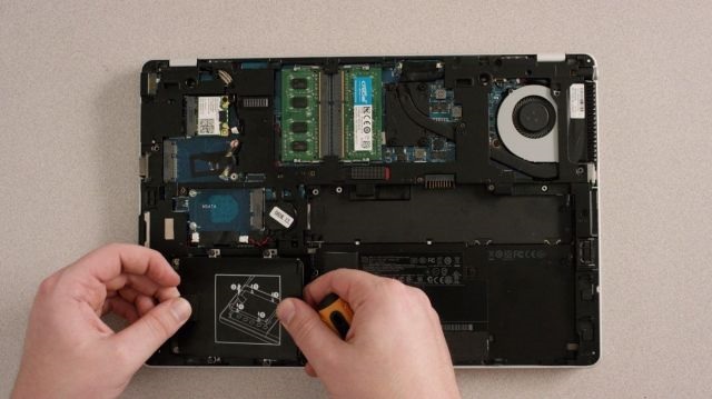 Kiểm tra các linh kiện mới được lắp đặt trên laptop
