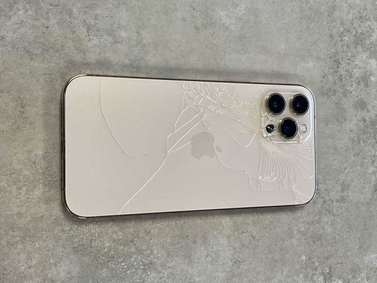 Kính lưng điện thoại iPhone 12 bị nứt do va chạm mạnh