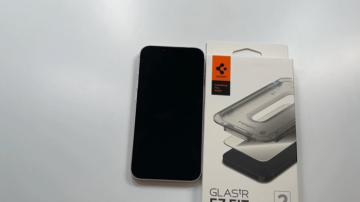 Kính cường lực Spigen bảo vệ màn hình iPhone 13