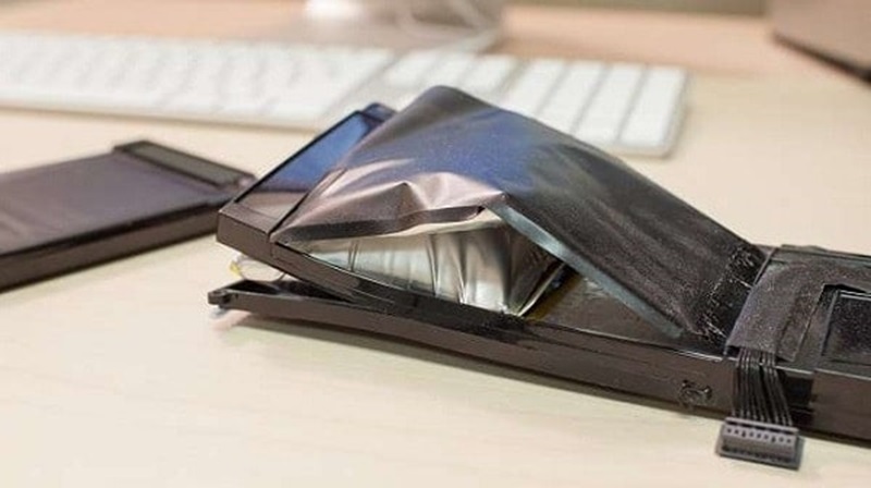 Khi pin laptop bị phồng nên thay pin kịp thời