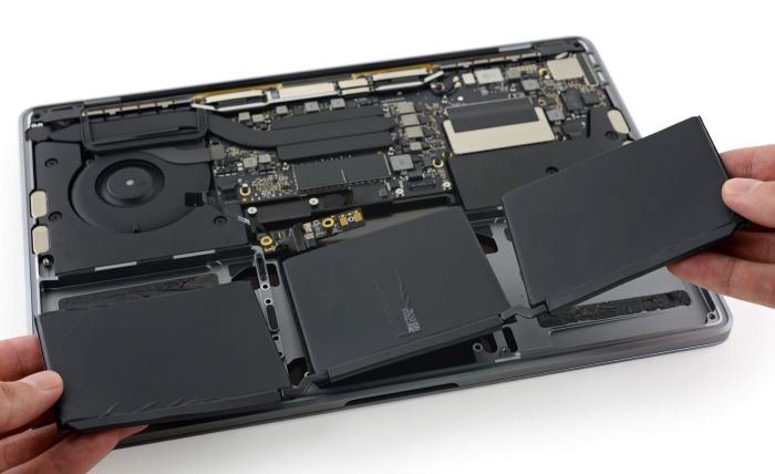 Gắn lại pin và khởi động lại