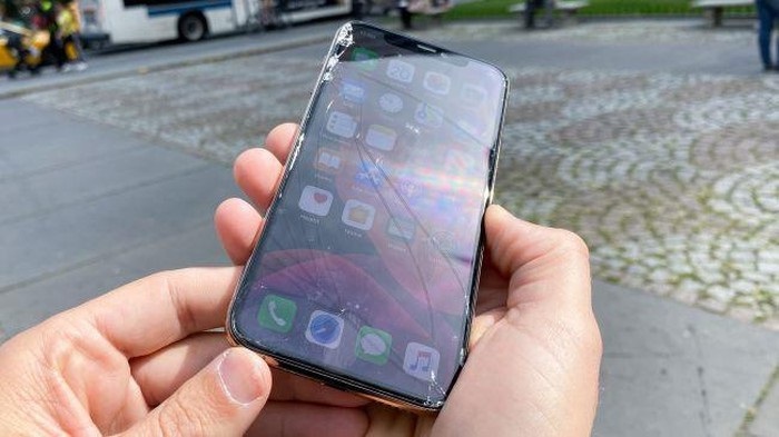 Màn hình iPhone Xs bị vỡ, nứt nhẹ