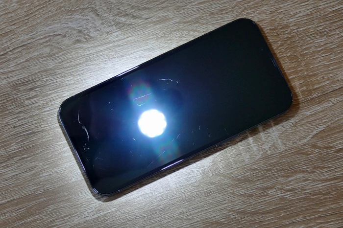 Màn hình iPhone 13 bị trầy xước