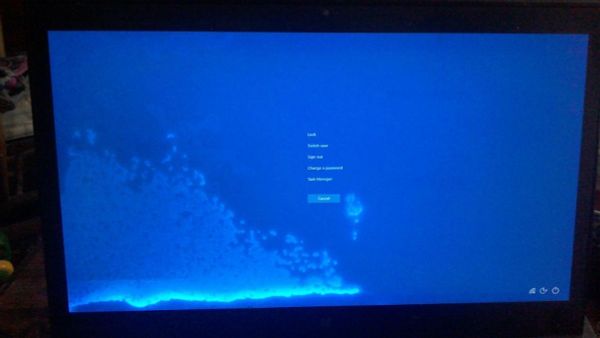 màn hình laptop bị ẩm