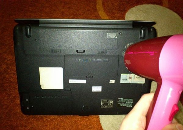 màn hình laptop bị ẩm