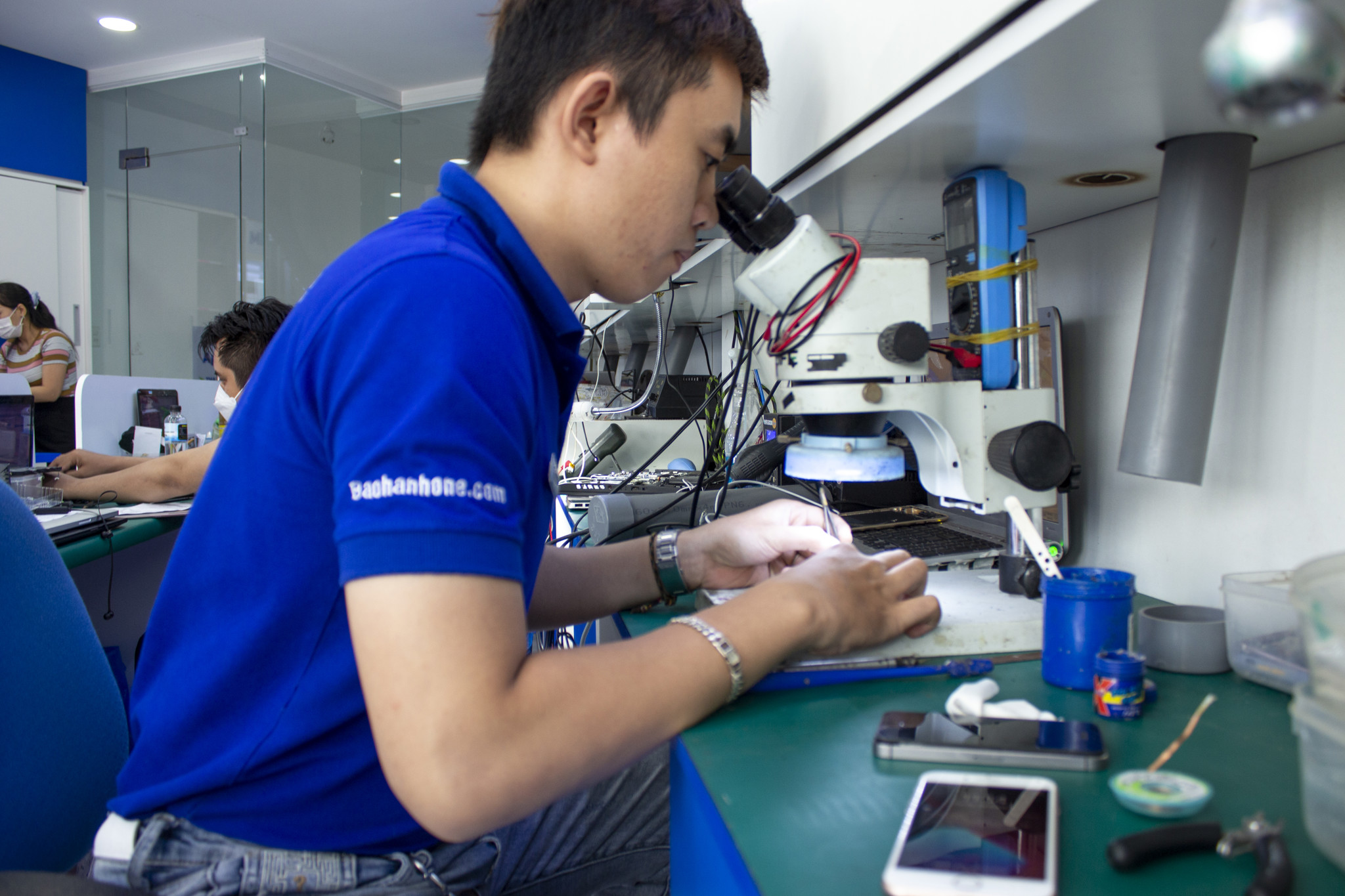 Mang Apple Watch đến trung tâm sửa chữa