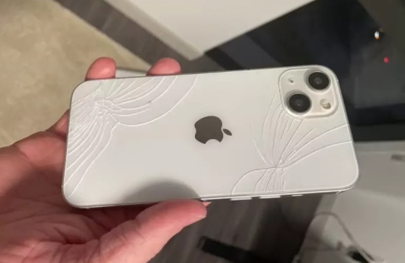 Mặt kính lưng iPhone 13 bị vỡ có sao không?