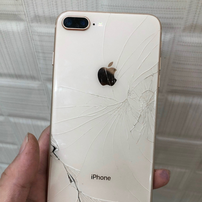 Nắp lưng iPhone 8 Plus bị vỡ