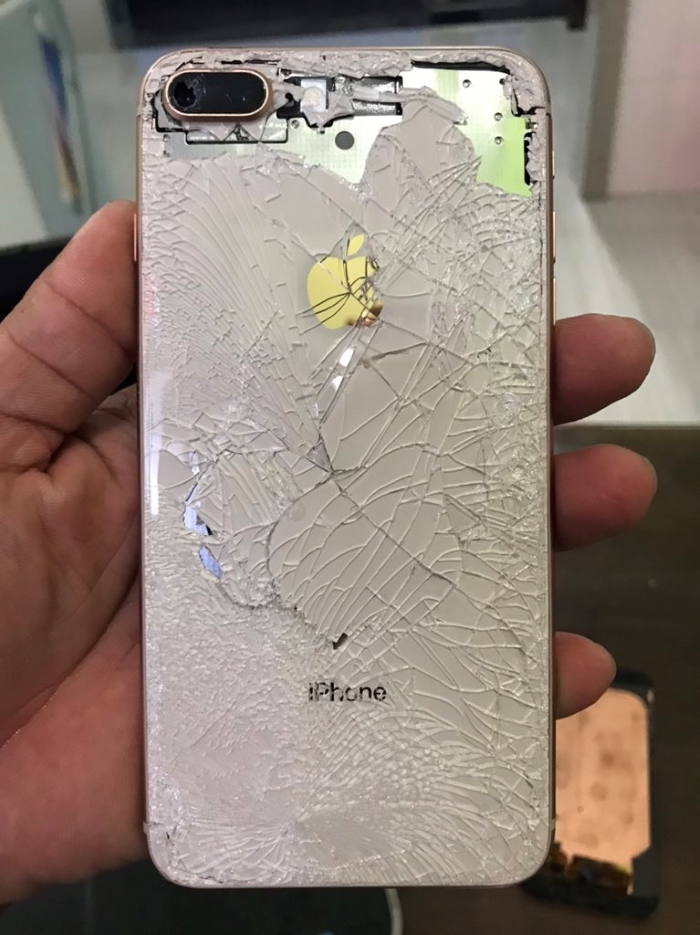 Nắp lưng iPhone 8 Plus bị vỡ gây ảnh hưởng linh kiện bên trong