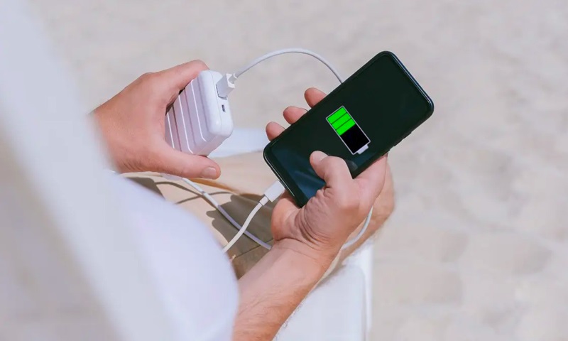 Người dùng có thói quen sạc điện thoại không đúng cách