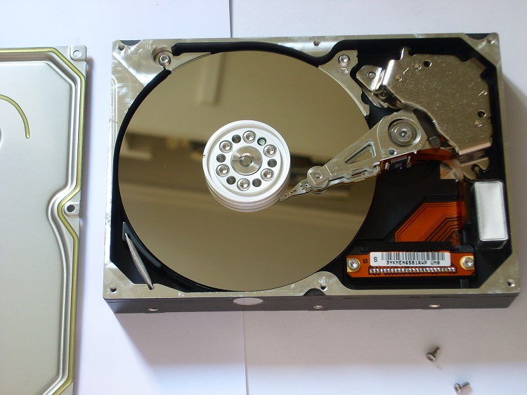 Ổ cứng HDD còn được gọi là bộ nhớ từ