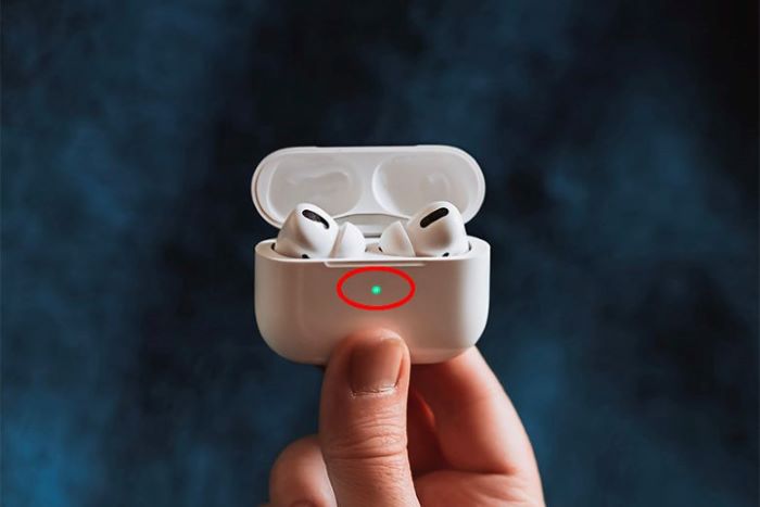 Kiểm tra thời lượng pin Airpods thông qua đèn led trên hộp sạc