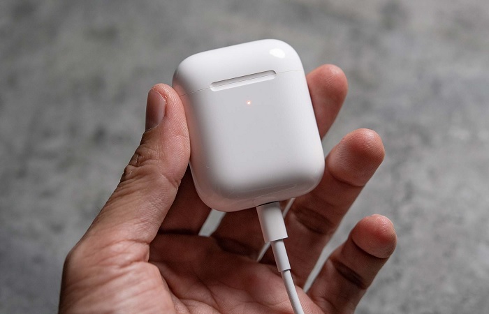 Sạc Airpods đúng cách bằng cáp sạc