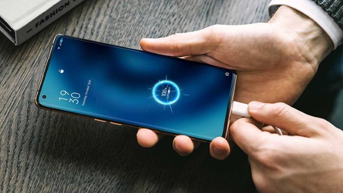 Nguồn điện sạc không ổn định khiến điện thoại bị nóng