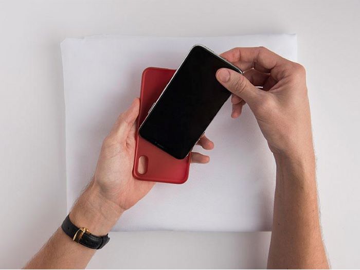 Tháo ốp lưng khi sạc