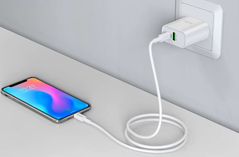 Sạc iPhone bằng cáp sạc chính hãng
