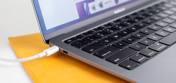 Sử dụng sạc Macbook Air 2020 chính hãng giúp tương thích với thiết bị