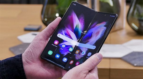 Samsung Z Fold2 bị sọc màn hình
