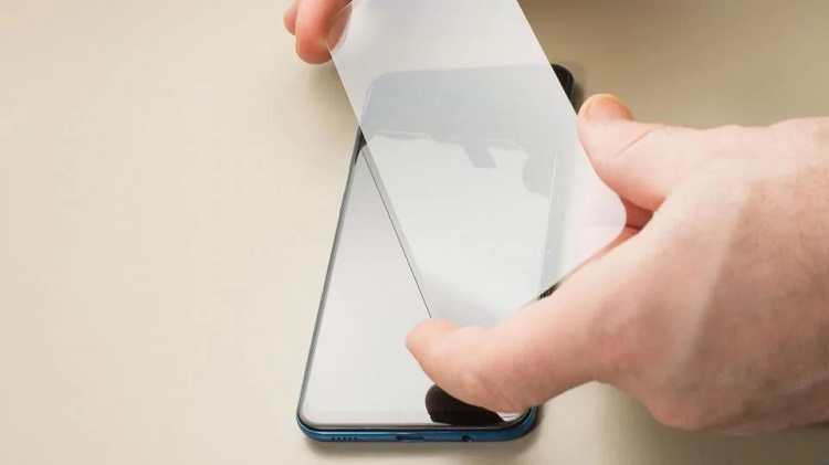 Sử dụng miếng dán bảo vệ màn hình điện thoại