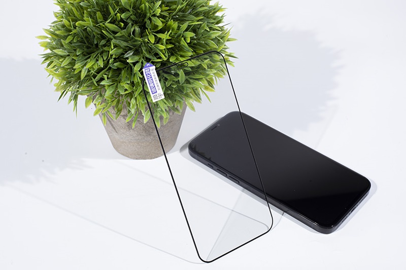 Sử dụng kính cường lực để bảo vệ màn hình iPhone 12 Pro Max