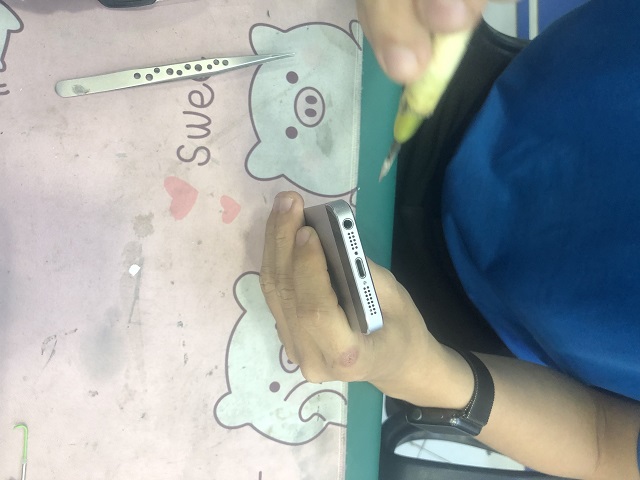 Kỹ thuật viên kiểm tra màn hình điện thoại tại Bảo Hành One